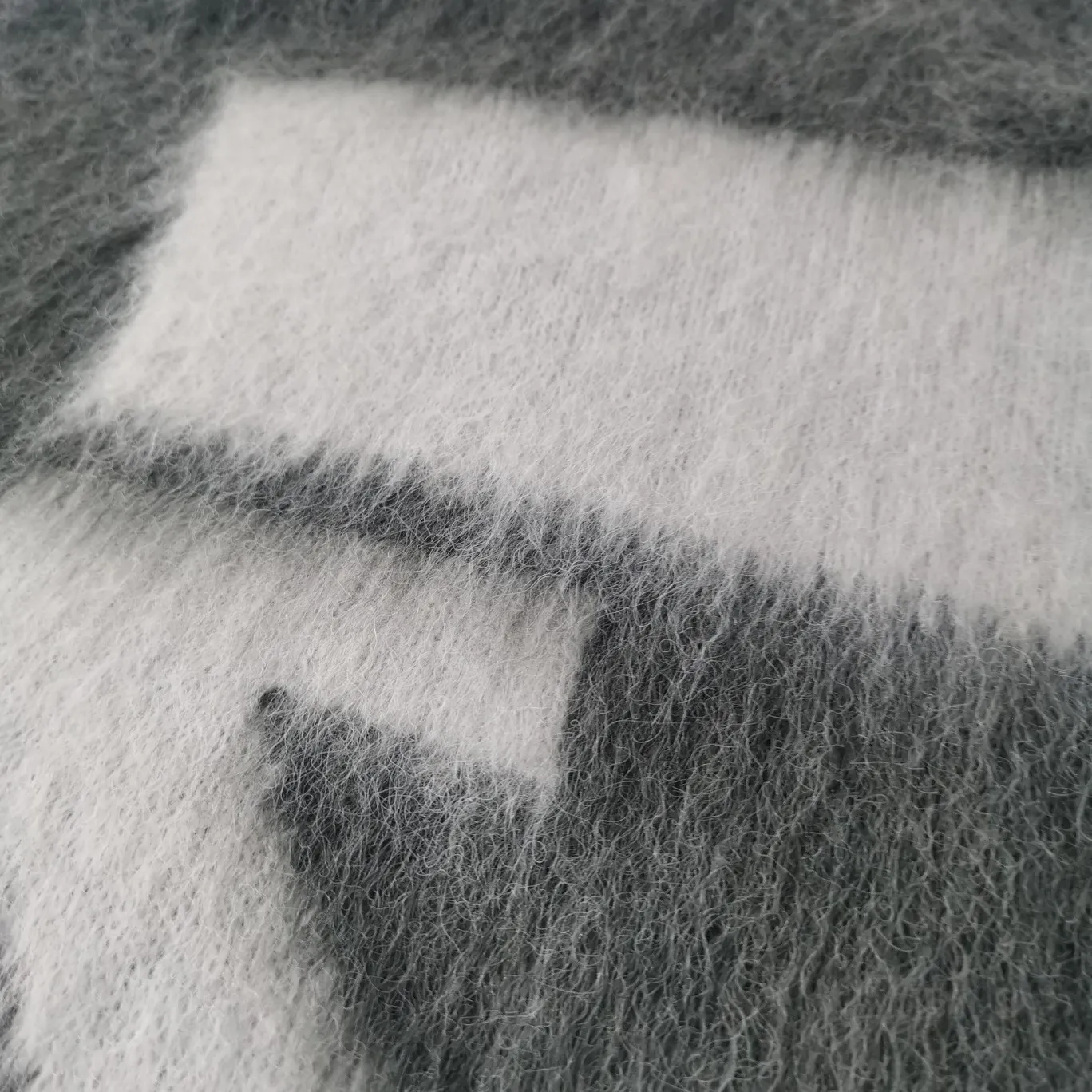 The top tested version OFFWHITE (OW) Gradient Mohair Striped Arrow Sweater Hoodie Gradient Rendering Arrow Couple Knitted Sweater Mohair sweater OW will be released every year🛒 The same style and ever-changing colors, really no girl does not love it, it is super suitable for wearing under a down jacket in winter, and will not be bloated! If the lower body is missing, their favorite os version🙋🏻‍♀️ intuitively adds natural softness and fairy beauty effect, which is the best choice! The upper body is lightweight and does not weigh down the body while keeping warm. The sleeves and the gradient arrow parts on the back are repeatedly patterned until the gradient level is satisfied before large-scale products are released. The craftsmanship is extremely demanding. Each sweater is woolen at least ten times to give it a plush, thick feel and good fluffiness! ✅ Fabric composition: 50% mohair 32 spandex 18% wool, three-level anti-pilling Color: gray-white gradient Size: XS/S (positive European size, size is too large) ⚠️Sweater cleaning method: Mohair is not the same as ordinary short-sleeved sweaters, and it is also different from other thick-line sweaters! Mohair is lighter and softer, so be careful not to machine wash it, not machine washable! ! emphasize! !  ⚠️Hand wash with warm water and cold water P:440